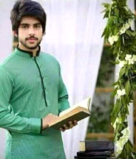 کبھی ایسا بھی ہوتا میں ایک لمبی سی تحریر تمہارے نام لکھتا ہوں اپنے لفظوں کی ترتیب دیکھتا ہوں ہر لفظ سے محبت اذیت اور دکھ کا عنصر ٹپکتا ہے جو تم سے منسوب ہے لیکن پھر اپنے ہی الفاظ پر گہری نظر ڈال کر پوری تحریر مٹا دیتا ہوں کیونکہ مجھے معلوم ہے میں خون میں ڈوبی ہوئی تحریر بھی لکھ بھیجوں تو تمہیں ذرہ برابر بھی فرق نہیں پڑے گا
#HURAIRA