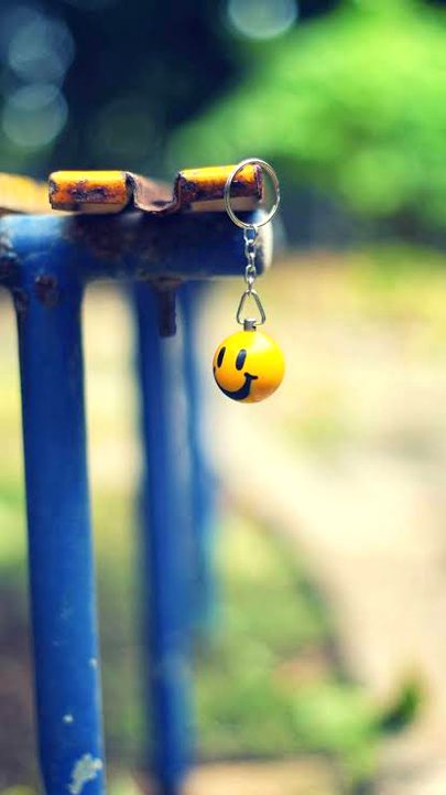 مجھے گرنا ہے تو میں اپنے ہی قدموں میں گروں. . . 
جس طرح سایۂ دیوار پہ دیوار گرے. . . 
تیرگی چھوڑ گئے دل میں اجالے کے خطوط. . . 
یہ ستارے مرے گھر ٹوٹ کے بے کار گرے. . .