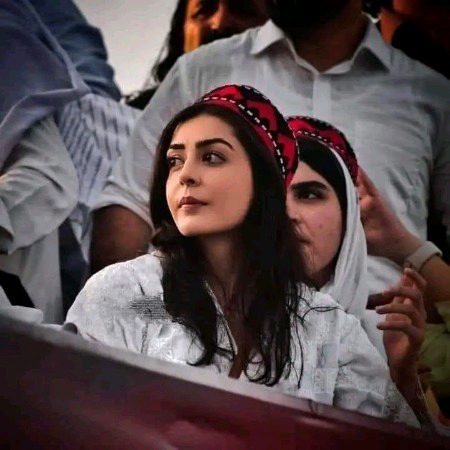 اس کائنات میں سب سے دلکش اور حسین وجود عورت ہے قدرت نے اس میں ایسی کشش رکھ دی ہے
کہ مرد اس کی طرف کھنچا چلا جاتا ہے جبکہ عورت کے ساتھ ایسا نہیں ہے
عورت ایک خوبصورت ساز ہے، عورت صرف جسم نہیں بلکہ ذہانت اور خوبصورتی کا حسین امتزاج ہے 🩷