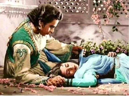 بھت ڈھیٹ ہے یے انارکلی اتنے لوگوں نے اٹھایا ہے پھر بھی نہیں اٹھ رہی😒