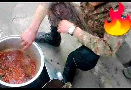 امی: بسم اللہ پڑھ کر کھانا کھاؤ نہیں تو شیطان بھی ساتھ
 کھائے گا 😡😠
میں:کھانے دیں امی اسکو بھی پتا چلے ٹینڈوں کی زائقے کا🙃🙃