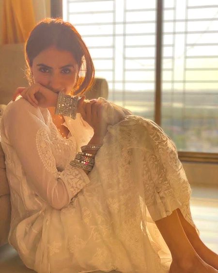 "اس کی یادوں کا لمس نیند کی گولی جیسا ..ہے، پل میں دنیا سے بیگانہ کر دیتا ہے۔💔Unzii🔥