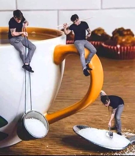 ﺍﮔﺮ  ﭼﺎﺋﮯ ﮐﯽ ﭘﯿﺎﻟﯽ ﻣﯿﺴﺮ ﺭﮨﮯ
ﺗﻮ ﺳﺎﺭﮮ ﺟﮩﺎﮞ ﺳﮯ ﮐﮩﻮ  ﺗﺨﻠﯿﮧ