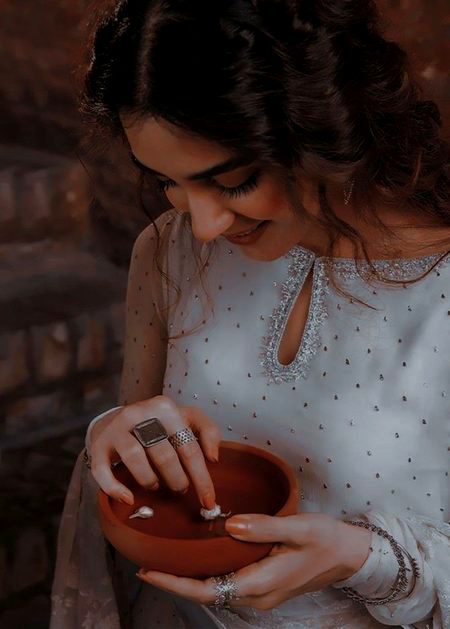 میں خود سے بہت دور جا بسوں گی " یہ طے تو کر چکی ہوں ' بہانہ چاہتی ہوں 
 کسی سے نہیں ہے خوف مجھے ،، میں اپنے آپ کو خود سے بچانہ چاہتی ہوں