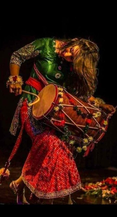 میں گریزاں ہوں محبت سے تو سبب کُچھ اور نہیں،
ورنہ ہے کون جو چاہت کا طلب گار نہیں ،
میں تو سراپہ اے محبت ہوں مگر پھر بھی.
مُجھے اِس لفظ محبت کا اعتبار نہیں💔Unzii🥀