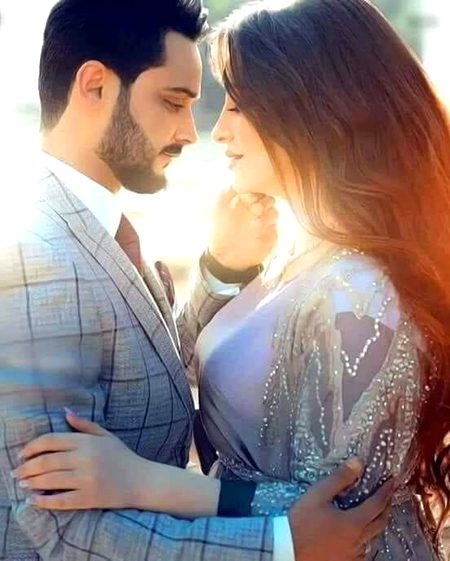 .یہ کیا سلسلہ ہے، تیرے میرے درمیان
فاصلے تو بہت ہیں، مگر محبت کم نہیں ہوتی
Chand G