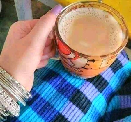 خیال یار کو من میں بیٹھا کر چاۓ  پی ۔😔
ذرا سا روے ۔  ذرا مسکرا ۔۔۔کر چاۓ  پی۔۔☕💕