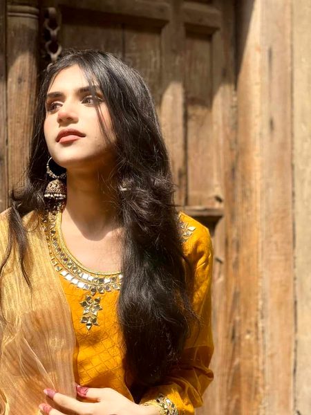 آنکھ میں چُور ہو گئے سارے
خواب مجبور ہو گئے سارے.
جن کی قربت تھی زندگی میری.
لوگ وہ دور ہو گئے سارے🔥 Mahii 💔