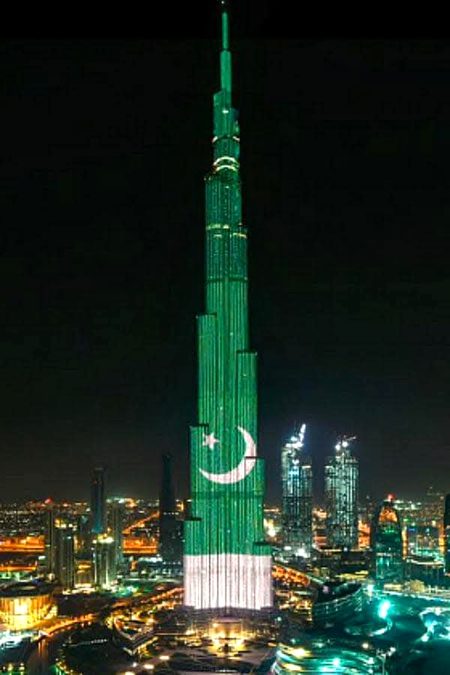 برج خلیفہ اور میا خلیفہ 
ان دونوں میں اک خاص مماثلت یہ بھی ہے کہ جو بھی پیسہ پھینکے
اس رات کا حقدار وہی بن جاتا ہے