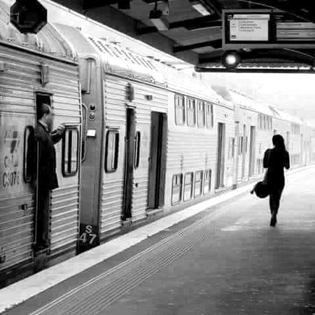 ﺳﻮﺍﺭﯼ ﺻﺮﻑ ﺍﯾﮏ ﺍُﺗﺮﯼ ﺍﻭﺭ ﻣﯿﮟ
ﺑﮭﺮﯼ ﮔﺎﮌﯼ ﻣﯿﮟ ﺗﻨﮩﺎ ﺭﮦ ﮔﯿ