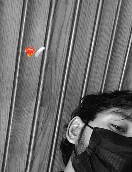 مُجھ سے نفرت کرنے والا بھی کرتا ہے اعتبار مجھ پر 
کہ اُس کو معلوم ہے بہترین رازداں ہوں میں 
آپ دیکھیں ، پڑھیں اور بھول جائیں ممکن نہیں 
تحریر نہیں مکمل داستاں ہوں میں
🍷