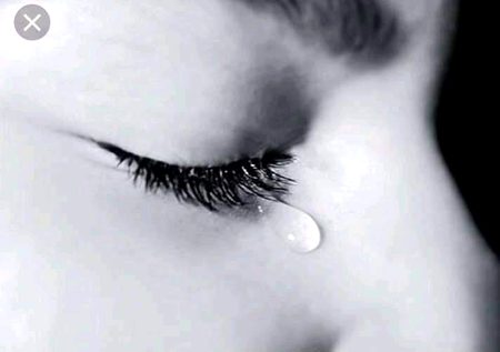 میں اِک اَنّا پرست لڑکا ، تم سے جب محبت  مانگی تھی تو یاد کرو کس قدر اشکبا تھیں میری وہ آنکھیں،
جو تمہیں بہت پسند تھیں، جن میں کبھی تم نمی برداشت نہیں کرسکتی  تھی ،جو تمہارا آئینہ تھیں، جو تمہارے چہرے کی مسکراہٹ تھیں.
خدا کرے کسی اَنّا پرست کو کبھی محبت نہ ہو۔۔۔🔥 Mahii 💔