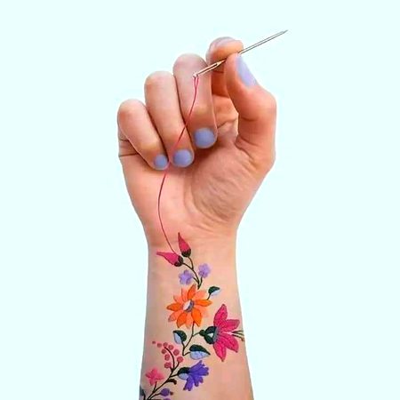 بنا دھاگے کی سوئی جیسی بن گئی ہے زندگی 
سلتی کچھ بھی نہیں ہے بس چبھتی جاتی ہے