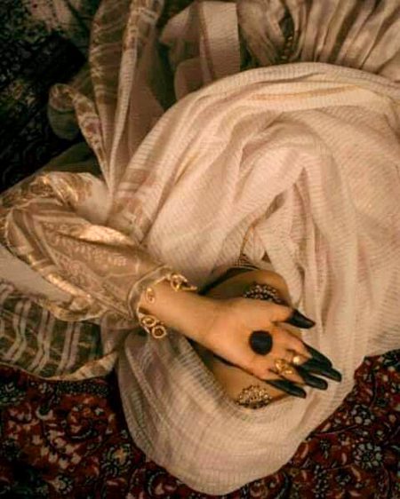 میں تیرے بعد سوچ ذرا کدھر جاؤں گی؟
کون لیتا ہے کسی کا چھوڑا ہوا دکھ!!