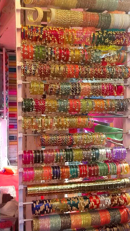 Angel kithyyy ho🤔🤔🤔 ye lo tumhari choriyaaan🤐🤐 ..atnii fazool choriyaan koi pehnta hy bhalaaa....sorryyy wo wo packing nhi howi time he koi niii atniii bziii qasmyyyy..wesy b tum ne pehnnii hyn tu tu tu kya zarort packing ki🤦🤐