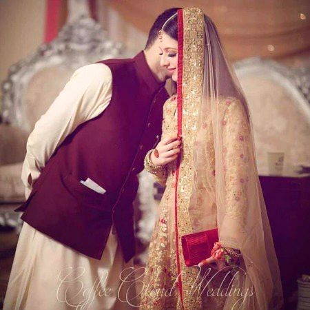ان کی پلکوں سے شروع ہوئی داستان محبت
جن کا جهکنا بھی قیامت جن کا اٹهنا بھی قیامت