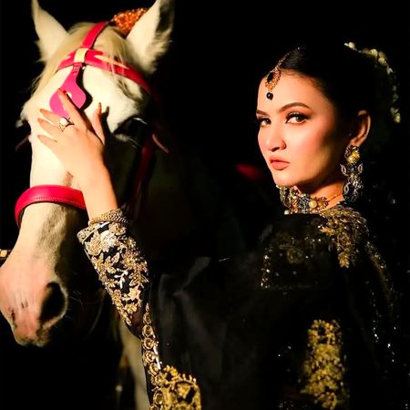 بچھڑے تو اُس کی آنکھ مکمّل خاموش تھی
برسوں جِسے جدائی کا دھڑکا لگا رہا.
وحشت برس پڑی، کبھی یادیں برس پڑیں
آنکھوں میں ساری رات تماشا لگا رہا💔Unzii🥀