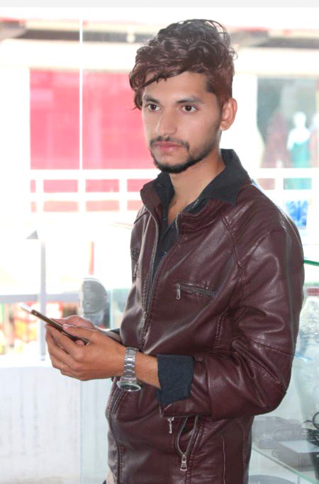فرقہ بندی ہے کہیں اور کہیں ذاتیں ہیں
کیا زمانے میں پنپنے کی یہی باتیں ہیں 😊
tanHa..!