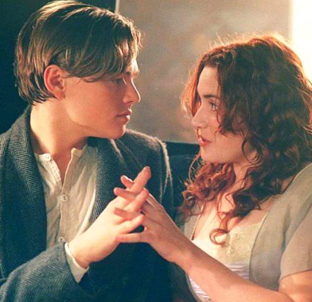 وہ مُسکرا کے ہمیں دیکھتا ہے اور ہم لوگ
جو ہو چُکے ہیں وہ نقصان بھول جاتے ہیں