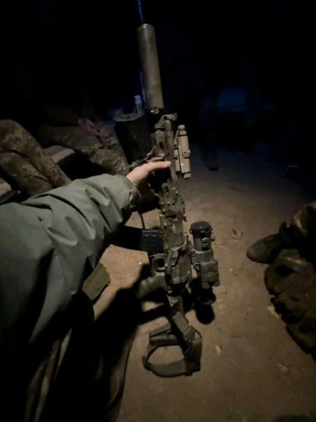 مرد پر دو ہی شوق جچتے ہیں۔
مہنگا اور پسندیدہ اسلحہ اور خوبصورت اور وفادار بیوی۔
جسکے پاس یہ دونوں چیزیں ہیں وہ دونوں کی قدر کرے۔
ورنہ ہم سے پوچھیں جن کے پاس دونوں ہی نہیں ہیں۔🙄🥱🤨