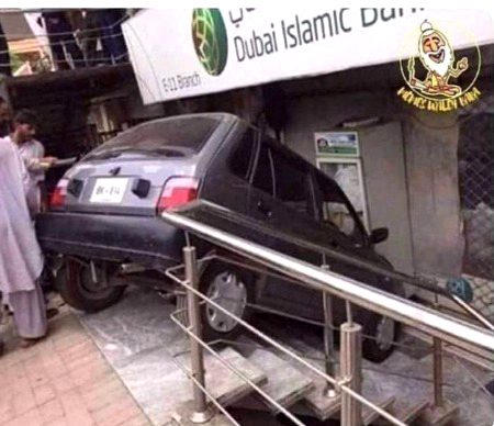 خاتون بالکل صحیح جارہی تھیں 
بینک ایک دم سامنے آگیا 🙈