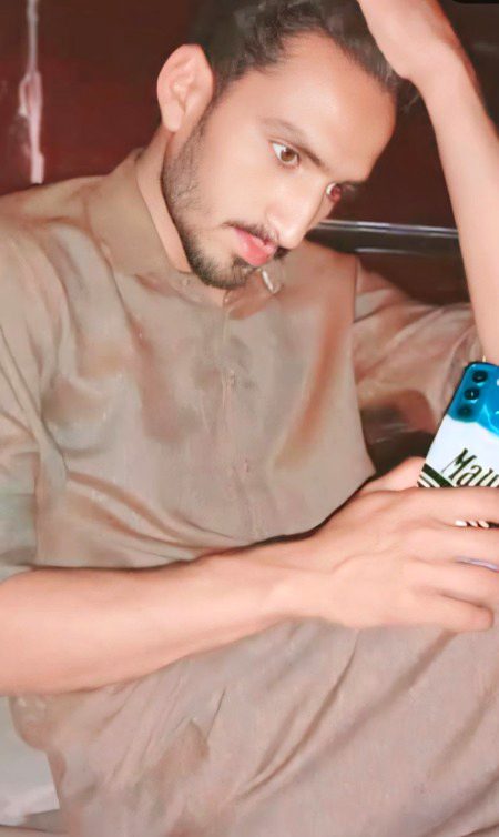 اس کی آنکھوں کی چمک میں قید وہ اک لمحہ 
جس لمحے کی قید میں یہ عمر گزار دی میں نے