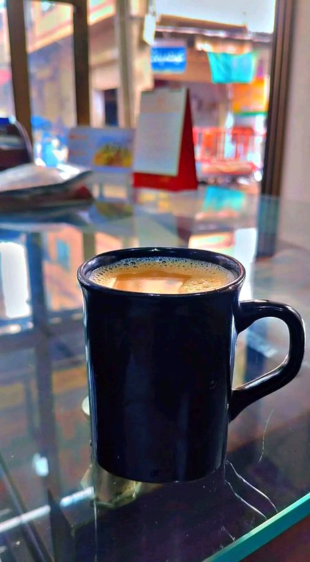 رات خاموش ہے
چائے گرم ہے
اور دل
ذرا سا جاگ رہا ہے
ایک گھونٹ
ایک خیال
بس اتنی سی
رات کافی ہے