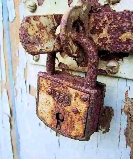 خدارا 
اتنی تاخیر نہ کیجئےپلٹنے میں کہ
چابیاں بے اثر ہو جائیں تالوں پر
🙂
