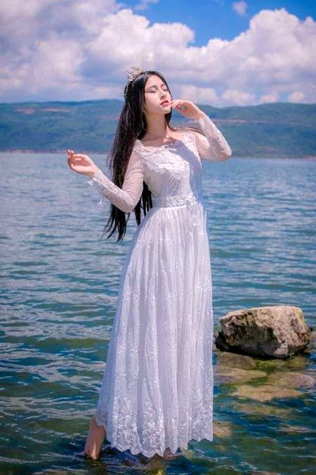 مجھ سے کیا ڈوبنے والوں کا پتا پوچھتے ہو۔ میں سمندر کا حوالہ نہ کنارے کی مثال ۔ ہم کبھی ٹوٹ کے روئے نہ کبھی کھل کر ہنسے