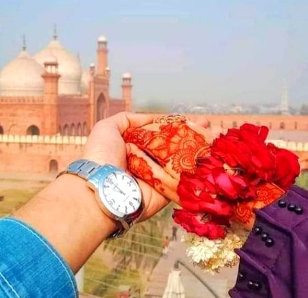 مرد کی پسندیدہ عورت بڑی نک چڑی ہوتی ہے اسےچاہے جانے کا غرور ہوتا ہے,وہ بےسبب روٹھ جاتی ہے کیونکہ اسے علم ہے کہ اسے منا لیا جائے گا,رونے پہ ہنسا بھی دیا جائے گا,ضد بھی پوری ہوگی انا بھی اپنی جگہ پہ برقرار رہے گی
خوش نصیب ہوتی ہے ایسی عورت 
اور 
لاجواب ہوتا ہے اس کو چاہنے والا مرد🖤