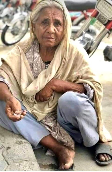 دودھ نال پتر پال کے 
روٹی نو ترسدیاں ماواں 😢