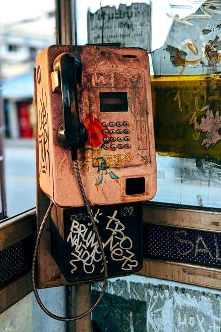 اس نــے مـجھ سـے بات کرنــی چھــوڑ دی ہــے
ہائــے یہ فــون کــی ایجـاد ضائع ہو گئی ہــے ۔