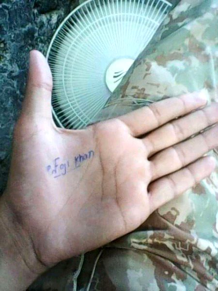 کسی کا میسج نا آنا بھی۔
ایک بہت بڑا میسج ہوتا ہے۔
یوں محبت کا کٹورا اٹھائے کسی کے پیچھے ںھاگنے سے کوئی فائدہ نہیں محبتیں عزت ہوتی ہیں خیرات نہیں اور ہاں یار جس نے آپ کو ریپلائے دینا ھوتا ہے نا وہ آپ کے کومے اور نقطی کا بھی جواب دیتا ہے۔ .d5 prince.d5