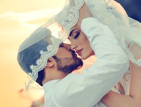 آج پھر کی تھی محبت سے توبہ 
آج پھر تیری تصویر دیکھ کر ارادہ بدل گیا