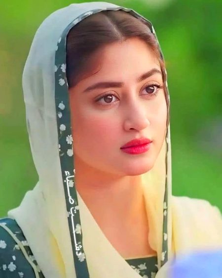 جس کے دامن میں الٹ دیں اپنے دل کی کرچیاں.
اس ہجوم شہرگراں میں اک چارہ گر ایسا بهی ہو💔Unzii🥀