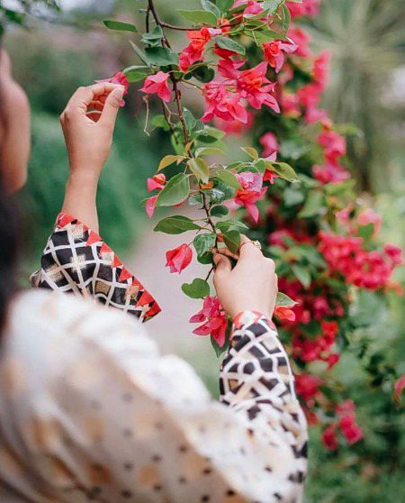 *آپ کو کہاں نظر آئیں گی اداسیاں میری_*❤🩹🥲
*آپ کو دیکھ کر تو ہم مسکرانے لگتے ہیں_*💔🥹