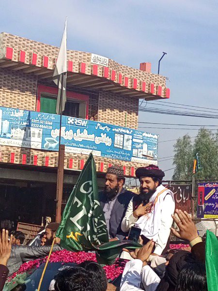 پاکستانیوں 74 سال سے تم لیڈروں کی غلامی کر رہے ہو ۔۔۔ اس بار اجاو حضور علیہ الصلاۃ والسلام کی غلامی میں اور حضور علیہ الصلاۃ والسلام کے سچے وفادار غلام جس سے پورا عالم کفر لرزتا ہے ۔۔
اس کے ساتھ کھڑے ہو جاؤ ۔
#سعدرضوی_آرہاہے
#AllamaKhadimHussainRizvi
