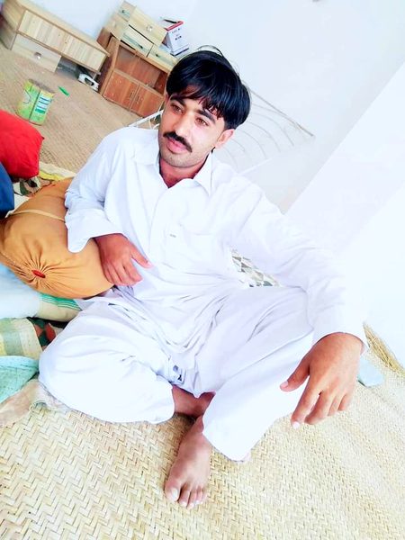 کسی کو دیکھ کر شخصیت نکھارنے والے نہیں ہیں ہم
ہم وہ ہیں کہ جس کی نقل "اہل زمانہ" اتارا کرتا ہے😌🍒