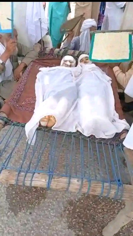 اونٹ کی ٹانگ کٹنے پر سارا میڈیا شور مچاتا رہا 
لیکن آج باجوڑ پر کوئی نہیں بول رہا 💔
#پاکستان_ایک_ازاد_ملک_ہے 
🥲💔#غلام_پاکستان
اب یہ بچے بھی دھشتگرد ہے کیا ؟