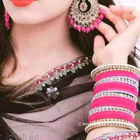 کیا خوب سجتا ہے سنگھار ہم پہ
لبوں پہ لالی چوڑیاں اور بالی