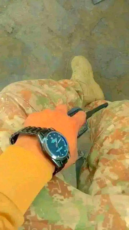 لوگوں کو میسج آتے ہیں🙄۔۔
''لَو یو جانو❤۔۔
مِس یو جانو🙈۔۔
اک مجھے میسج آتے ہیں۔۔۔
اگر یہ میسج دس لوگوں کو نہیں بھیجا تو عذاب آۓ گا😒😒😒