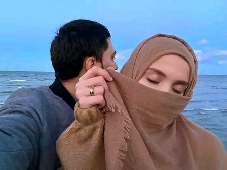 ہائے یکطرفہ محبت بھی بڑی مشکل ہے 
ایک ہی ہاتھ سے تالی کو بجاتے رہنا  ،،،
تجھ سے اک بات کی خاطر کئی باتیں کرنا 
اور پھر تجھ سے وہ ہی بات چھپاتے رہنا