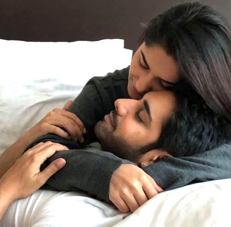 فـــدا ہــے یہ دل اسـی بـات پہ کـے وہ..
جان کہتے تو نہیں پر چھڑکتے تو ہیں💔Unzii🥀