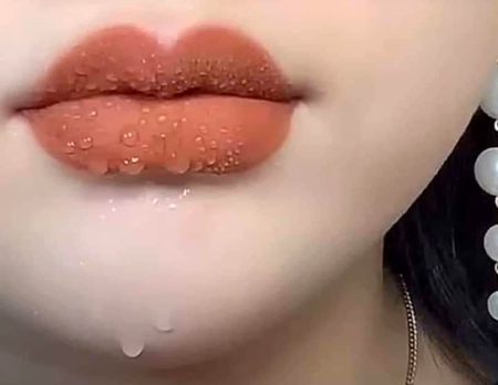 محبت کا کوئی ذائقہ نہیں ہوتا ،
مگر میں جب بھی پیتا ہوں چائے.
تو یہی سوچتا ہوں کتنی میٹھی ہوگی محبت🔥 Mahii 💔