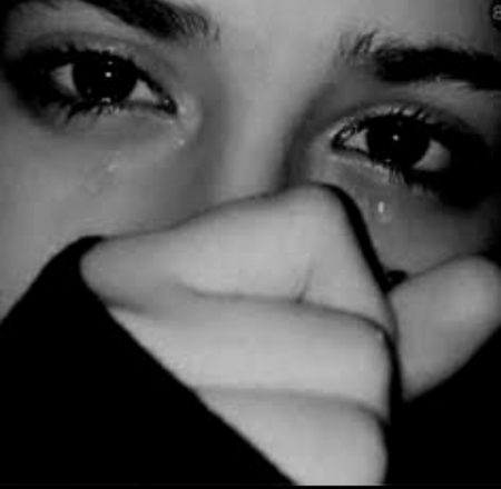یہ بات بات پہ آنکھیں کیوں بھیگ جاتی ہیں؟
آنکھیں کمزور ہو گئی ہیں یا دل ؟؟💔
