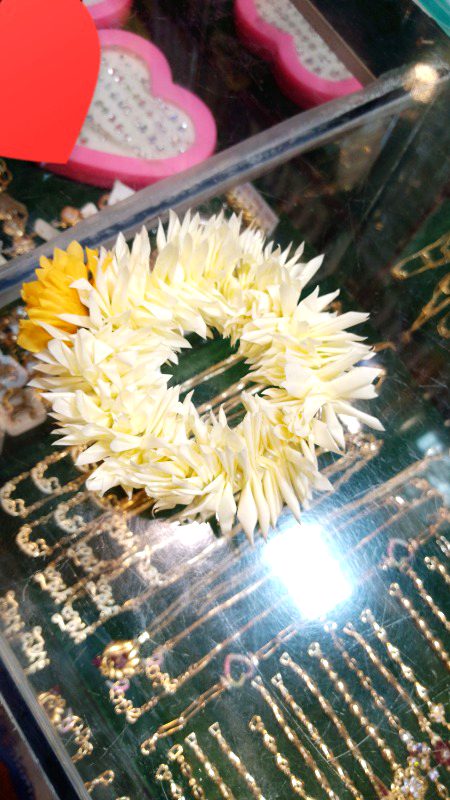 😐🥀Mainn GaJroon Ki ShOkEen,
Or woHh WatCh Ke ShoKeen🙄✨💛