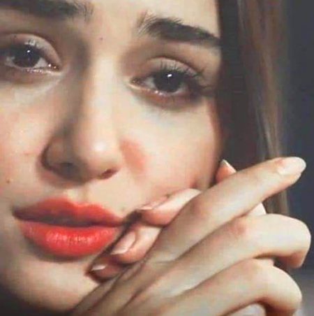 آنسو "ہماری مسکراہٹ سے زیادہ اسپیشل ہوتے ہیں ۔مسکراہٹ تو سب کے لئے ہوتی ھے لیکن آنسو ان کے لئے ہوتے ہیں جنہیں ہم کھونا نہیں چاہتے ہیں 💖 لیکن یہ بھی حقیقت ھے کہ ہر اس انسان کے لئے خود کو بے مول مت کریں جس کو احساس ہی نہیں جو اپ کی قدر نہیں کرتا 🖤 وہ جگہ چھوڑ دیں کیونکہ اپ انمول ہیں اپنی ذات کو اہمیت دیں 💖