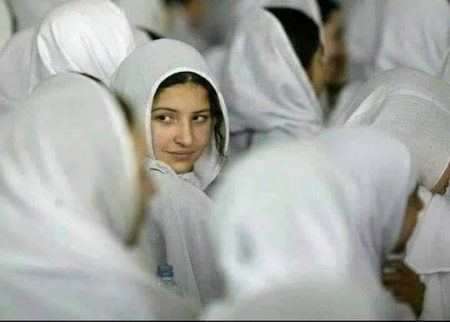 ﺗﻢ ﻧﮯ ﮐﺲ ﻃﺮﺡ ﻣﺠﮭﮯ ﺩﯾﮑﮫ ﮐﺮ ﻣﻨﮧ ﭘﮭﯿﺮ ﻟﯿﺎ
ﺍﯾﺴﯽ ﺣﺎﻟﺖ ﭘﮧ ﺗﻮ ﺭﺍﮨﮕﯿﺮ ﺑﮭﯽ ﺭﮎ ﺟﺎﺗﮯ ﮨﯿﮟ