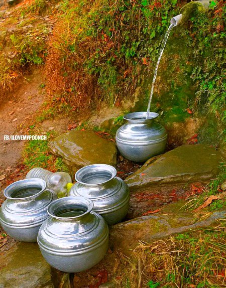 میرے کشمیر کے چشمے کا ٹھنڈا پانی، جسے پی کر دل کو سکون ملتا ہے۔