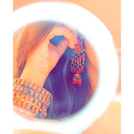 اٹھا کر پھنیک آئی ہوں __ بڑی تکرار کرتا تھا
نہ جانے کون تھا جو آئینے کے کان بھرتا تھا🔥